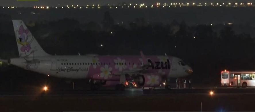 Avião da Azul faz pouso de emergência em Brasília após ameaça de bomba