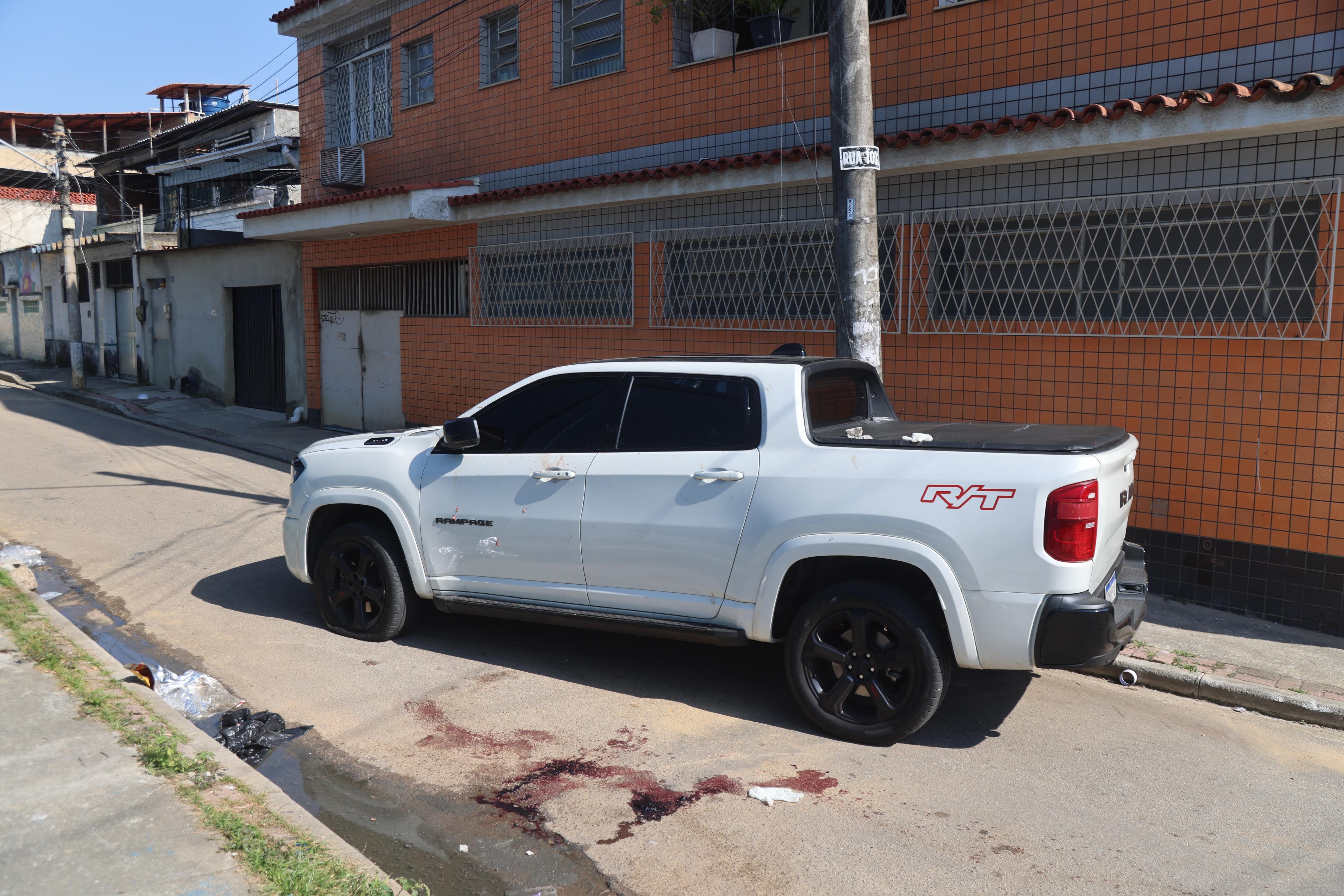 'Eles mataram o meu irmão': mulher encontra cápsulas no chão e contesta versão da PM após morte em abordagem na Pavuna