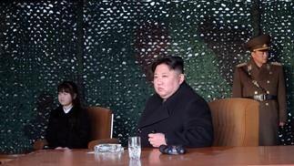 O líder da Coreia do Norte, Kim Jong Un (sentado à mesa), e sua filha (à esquerda) observam, em 9 de março de 2023, treinamento da Unidade de Artilharia de Marte, responsável por importantes missões operacionais da Frente Ocidental do Exército do Povo Coreano — Foto: Agência Central de Notícias da Coreia do Norte (KCNA) via AFP