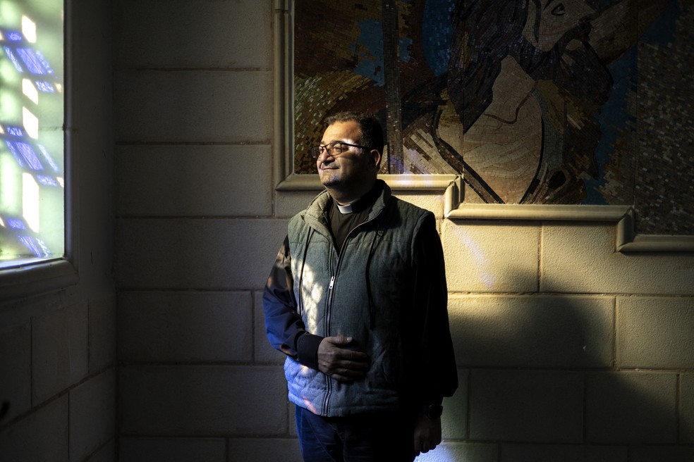 Padre Elias Tabban, líder da maior paróquia do vilarejo — Foto: Mohammed Mansour / AFP
