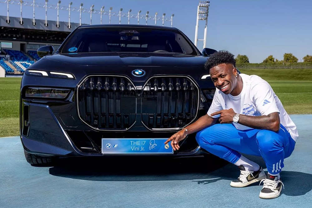 Vini Jr. exibe sua nova BMW i7 — Foto: Divulgação/Real Madrid