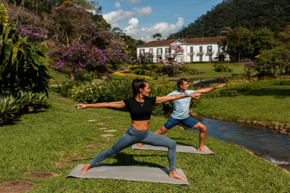 Casa Marambaia: yoga em área externa — Foto: Paula Giolito