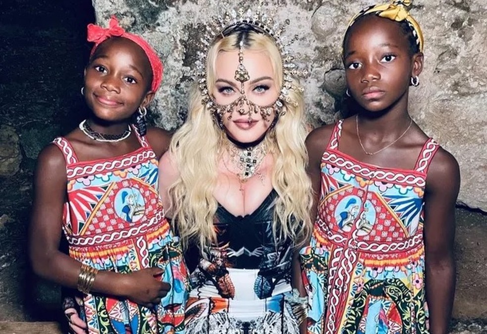 Madonna com as filhas gêmeas Estere e Stella, de 11 anos, adotadas no Malawi — Foto: Reprodução/Instagram
