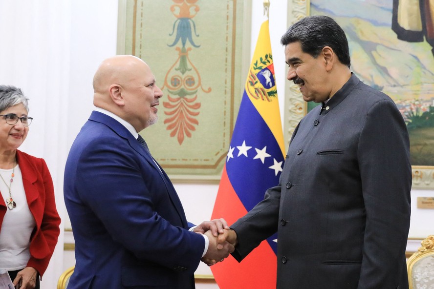 O procurador-geral do TPI, Karim Khan, e o presidente venezuelano, Nicolás Maduro