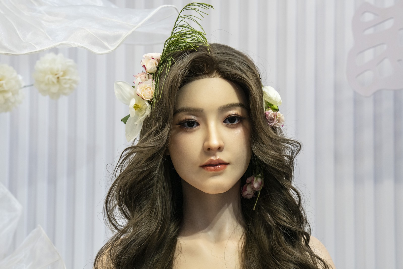 Novos modelos de rob&ocirc;s humanoides impressionam por seus tra&ccedil;os humanos ultrarrealistas: fei&ccedil;&otilde;es perfeita, olhar profundo e penteado de causar inveja &mdash; Foto: Qilai Shen/Bloomberg