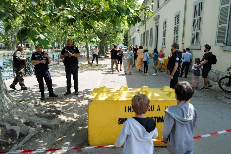 Policiais cercam local do crime em Annecy, na França
