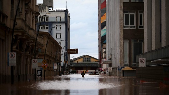Chuvas no Rio Grande do Sul: prefeitura de Porto Alegre religa três estações de água; nível do Guaíba não baixa