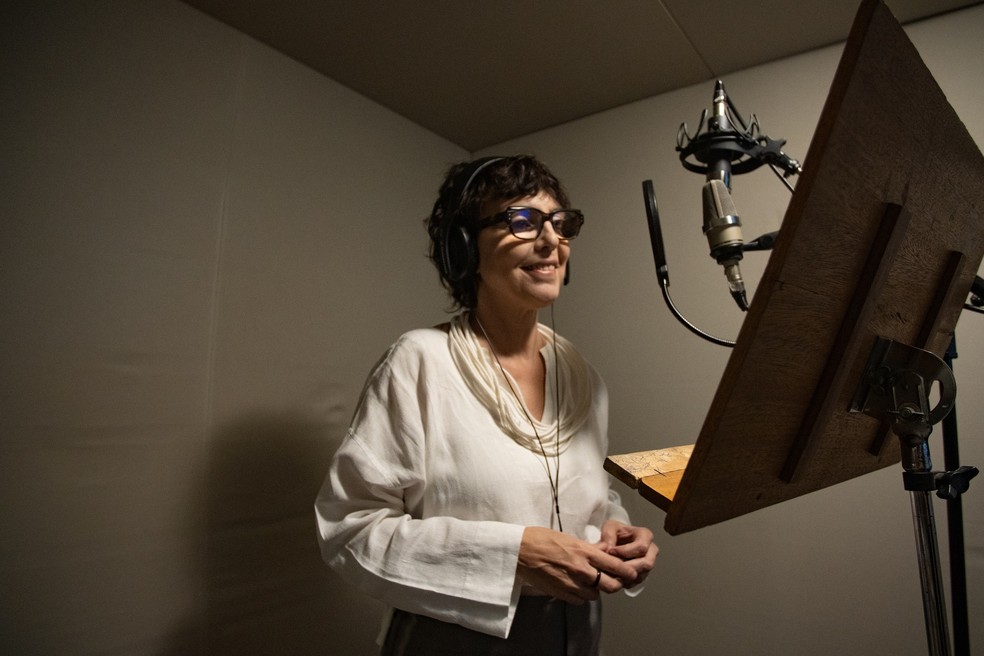 A cantora Adriana Calcanhotto, gravando música para a trilha da animação "A Arca de Noé" — Foto: Divulgação/Murilu Dantas