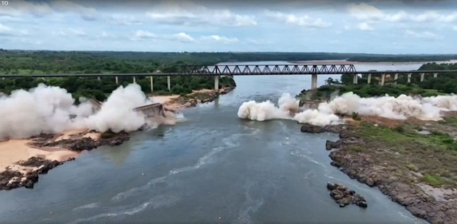 A implosão do que restou da ponte sobre o Rio Tocantins após desabamento
