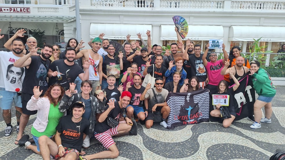Fãs de Gaga se reúnem na porta do Copacabana Palace, aguardando a cantora — Foto: Jessica Marques/ Agência O Globo