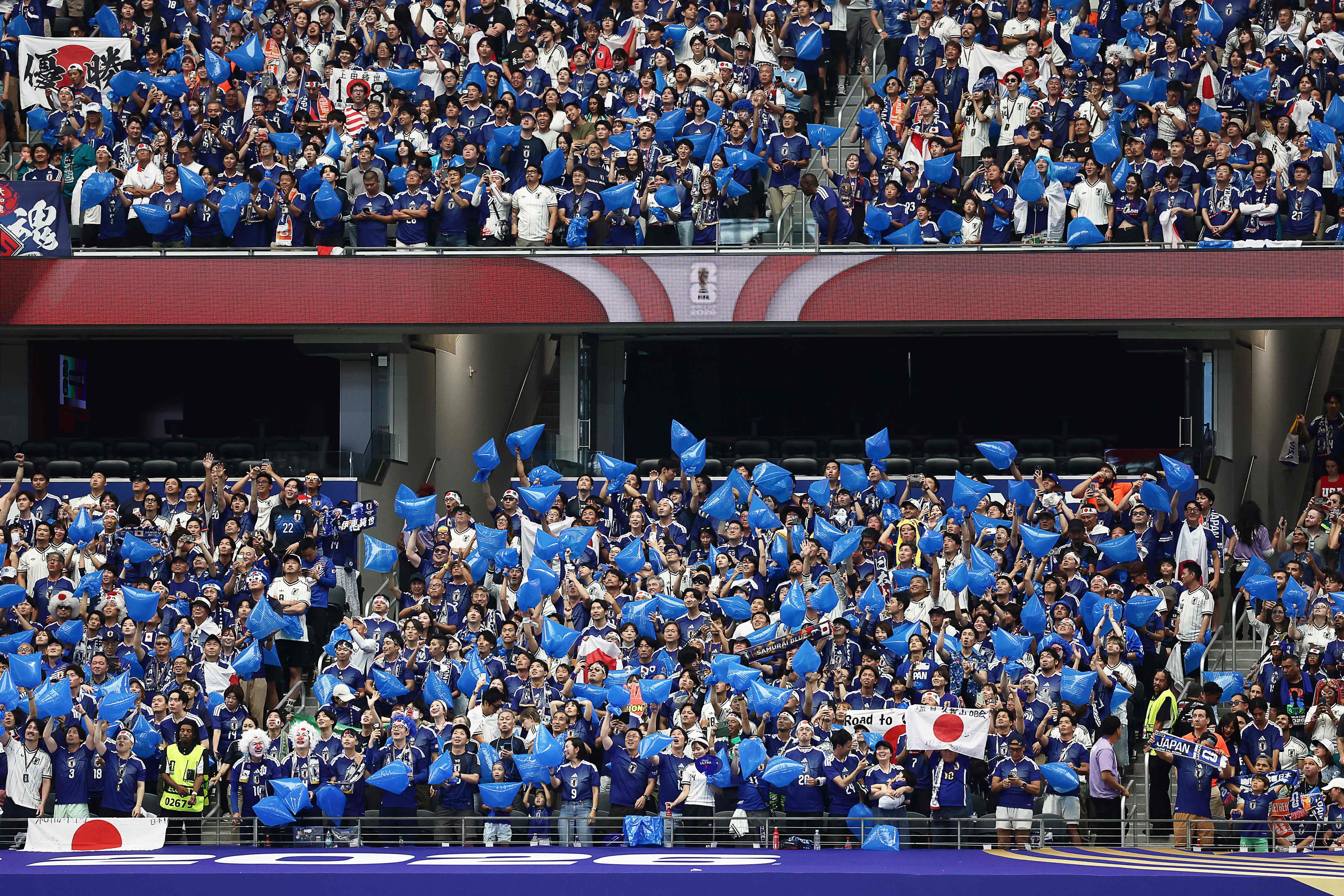 Copa do Mundo: Entenda o plano dos japoneses para deixar a arquibancada azul em jogo contra o Brasil