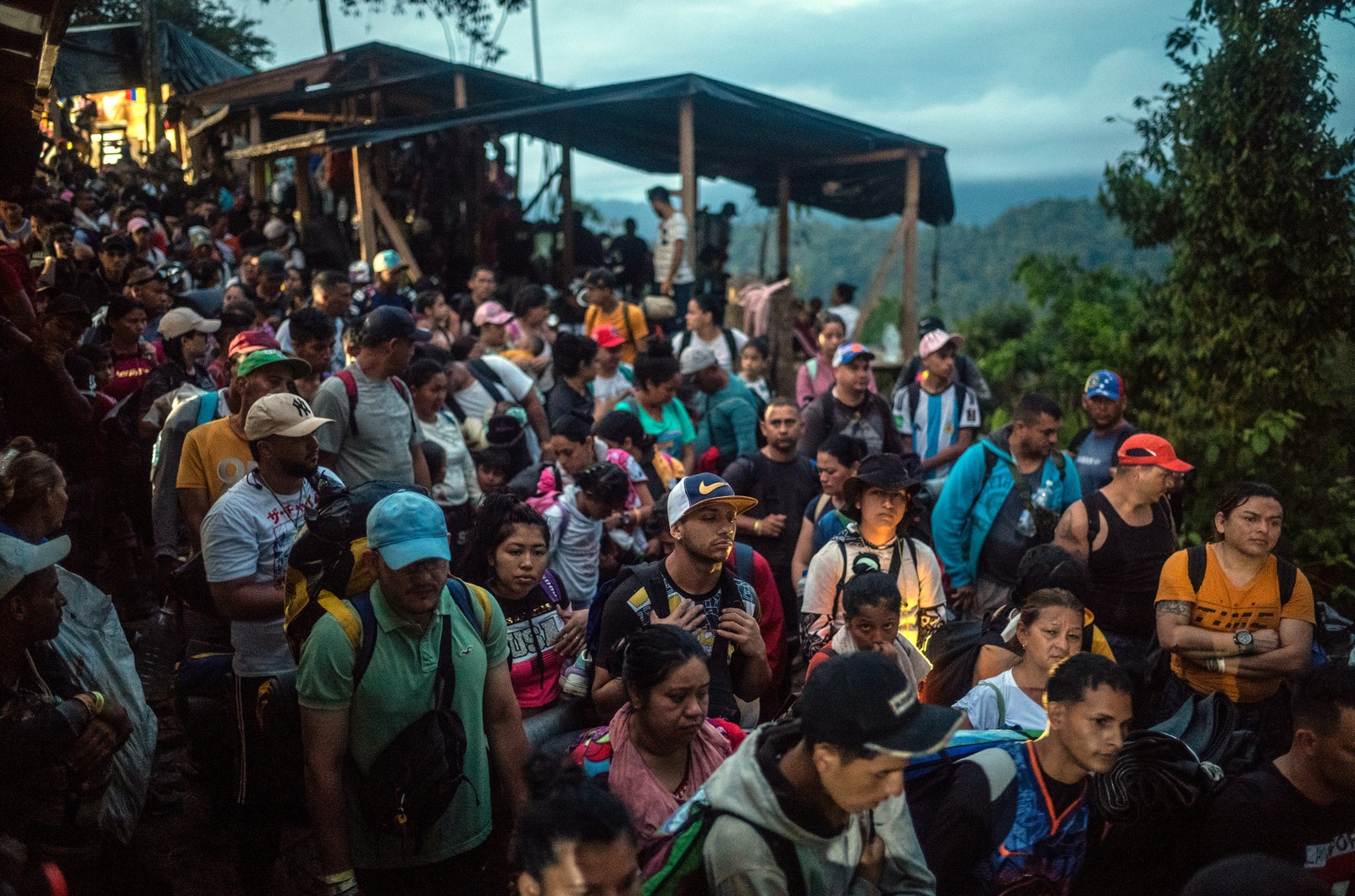 Na fronteira com o Panamá, os guias da fundação os deixam, a travessia pode levar à prisão e o poder do grupo armado diminui. — Foto: Federico Rios/The New York Times