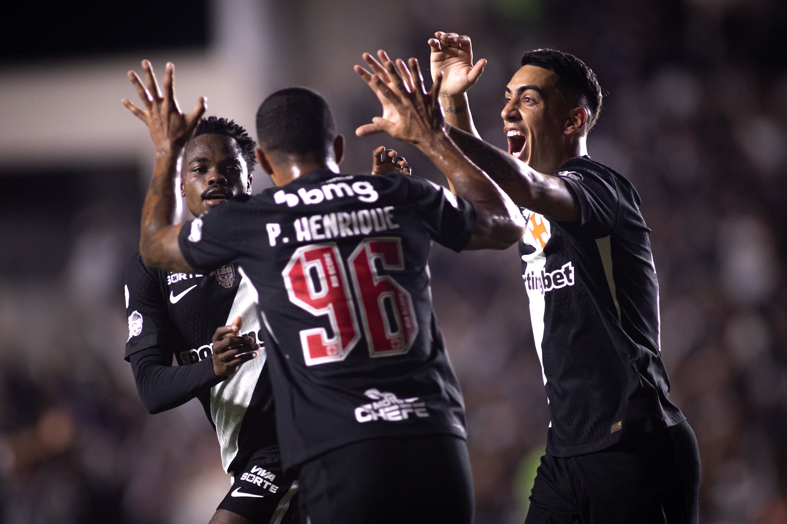 Expulsão e polêmicas da arbitragem dão contorno heróico à triunfo do Vasco sobre o Vitória na Copa do Brasil; análise - QTU Questões do Universo