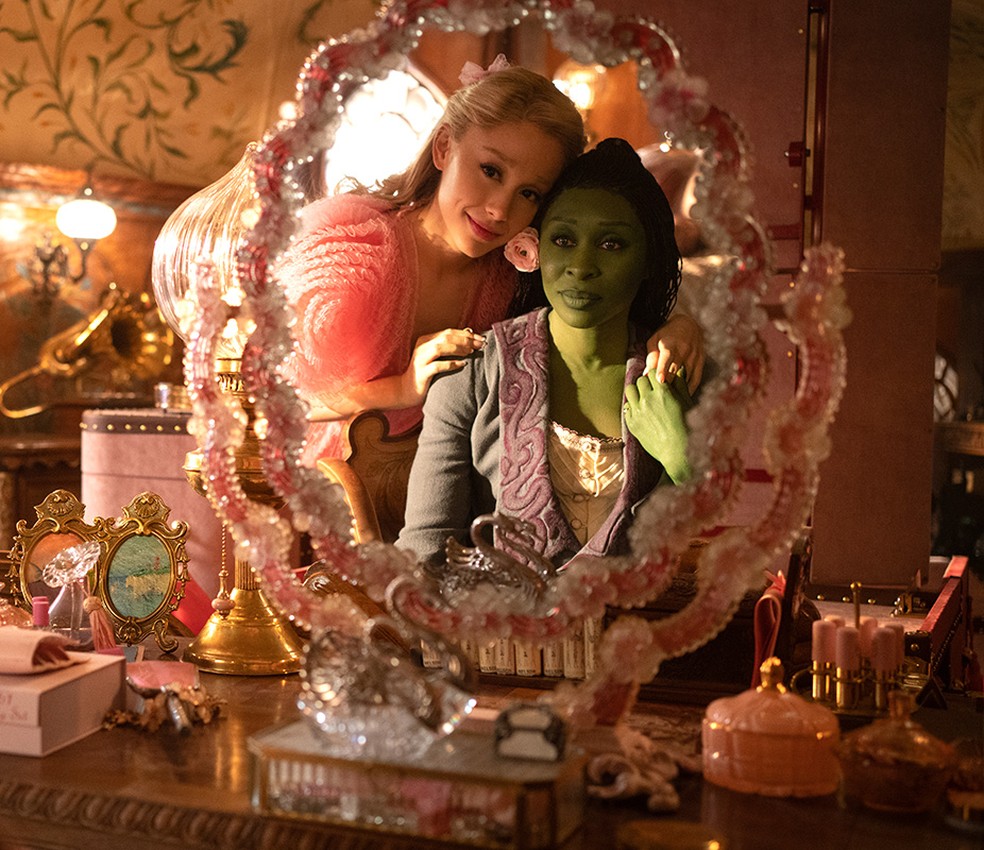 Ariana Grande e Cynthia Erivo como Glinda e Elphaba em'Wicked': filmes americanos podem entrar na mira da retaliação — Foto: Divulgação / Universal