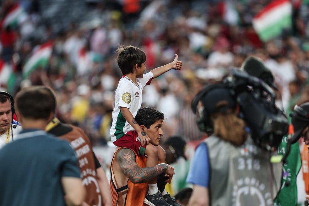 Germán Cano carrega o filho Lorenzo após a vitória do Fluminense sobre o Ulsan Hyundai — Foto: Marcelo Gonçalves/Fluminense