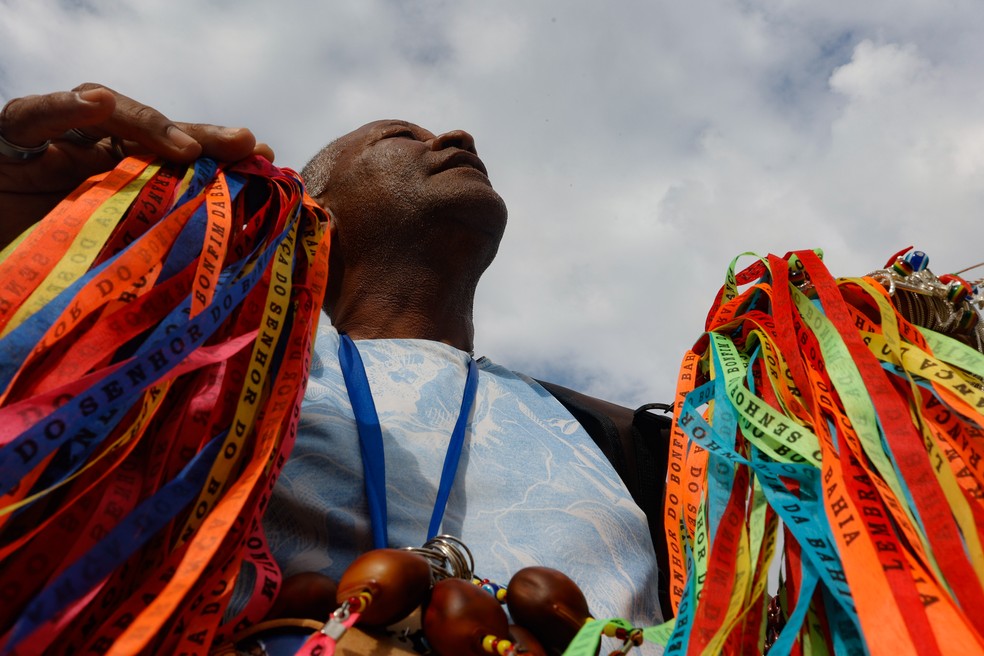 O ambulante Matusalém Abbade na Praia da Barra: memória de políticas como o combate à fome — Foto: Rafael Martins