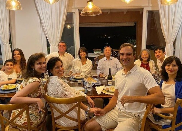 Valentina Schmidt, Ana Cristina e Tadeu Schmidt com a família — Foto: Reprodução/Instagram