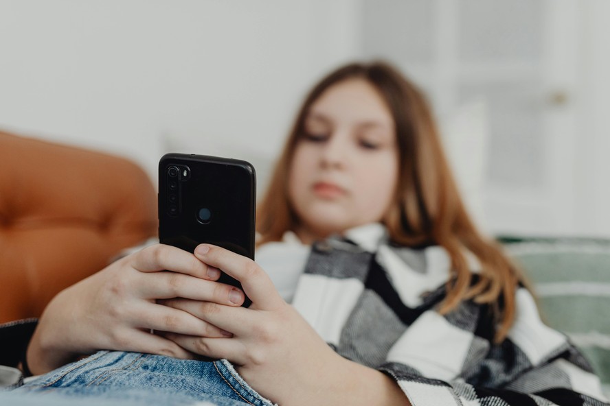 Uso de celular por adolescentes deve ser limitado