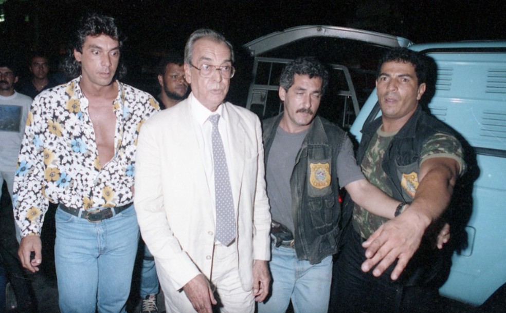 Maninho e seu pai, Miro, escoltados por policiais durante prisão de bicheiros, em 1993 — Foto: Fernando Maia/Agência O GLOBO