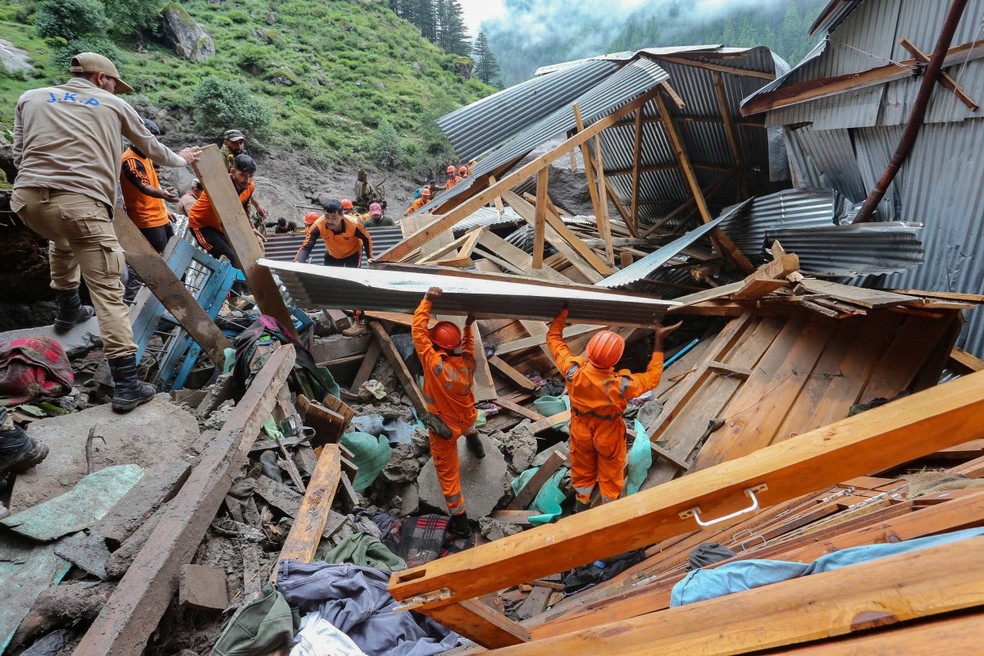 Device Daforçanacional de resposta a desastres (ndrf)buscamVítimasno local -foto:AFP