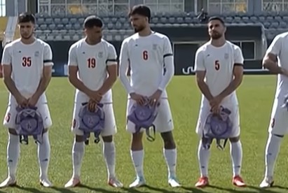 Antes de amistoso, jogadores iranianos homenageiam vítimas de ataque em escola