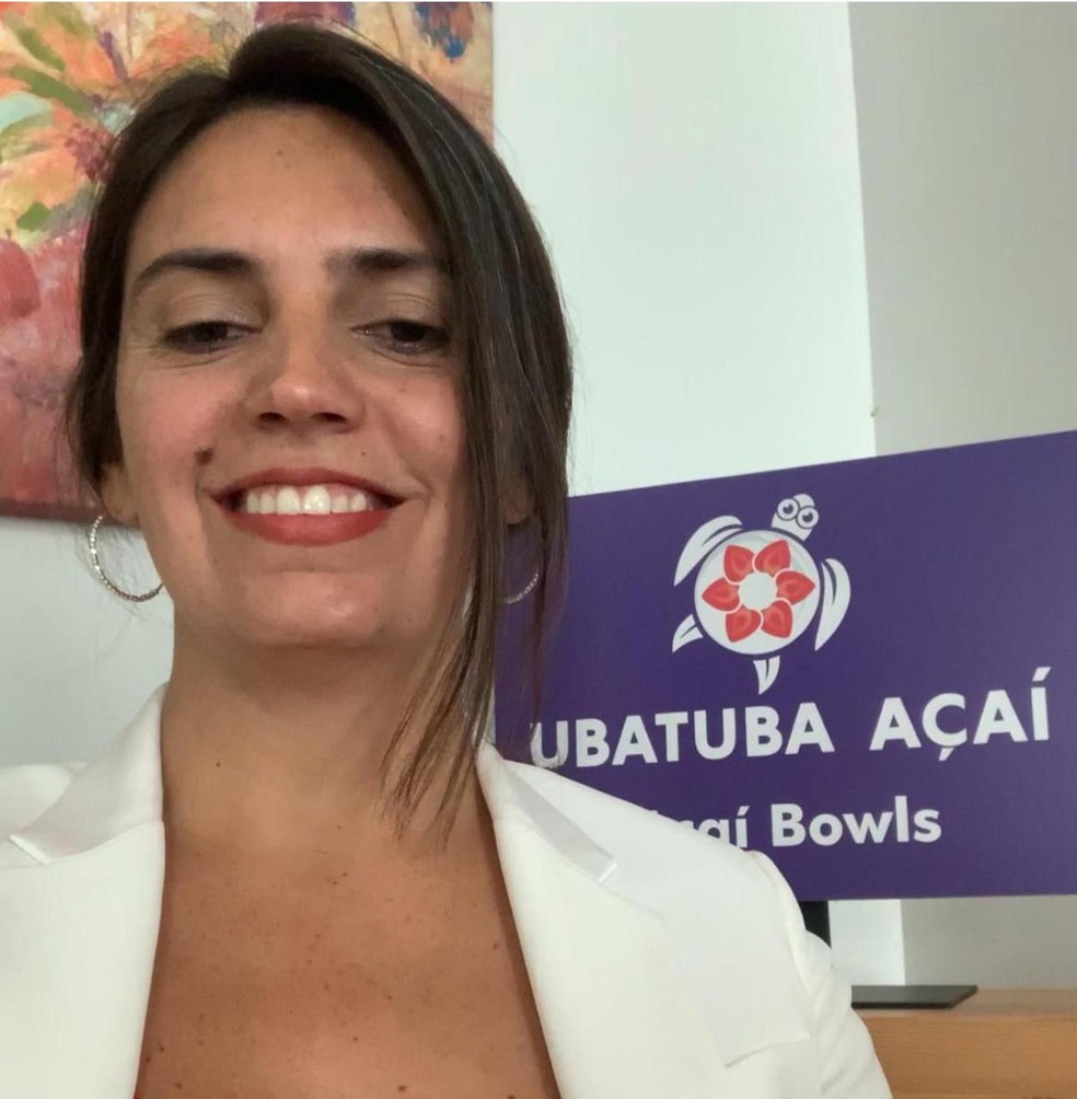 Daniela Demétrio, brasileira que vive nos EUA desde 1996 e é dona da Ubatuba Açaí, pretende esperar antes de adotar estratégia para lidar com a sobretaxa de Trump — Foto: Arquivo pessoal