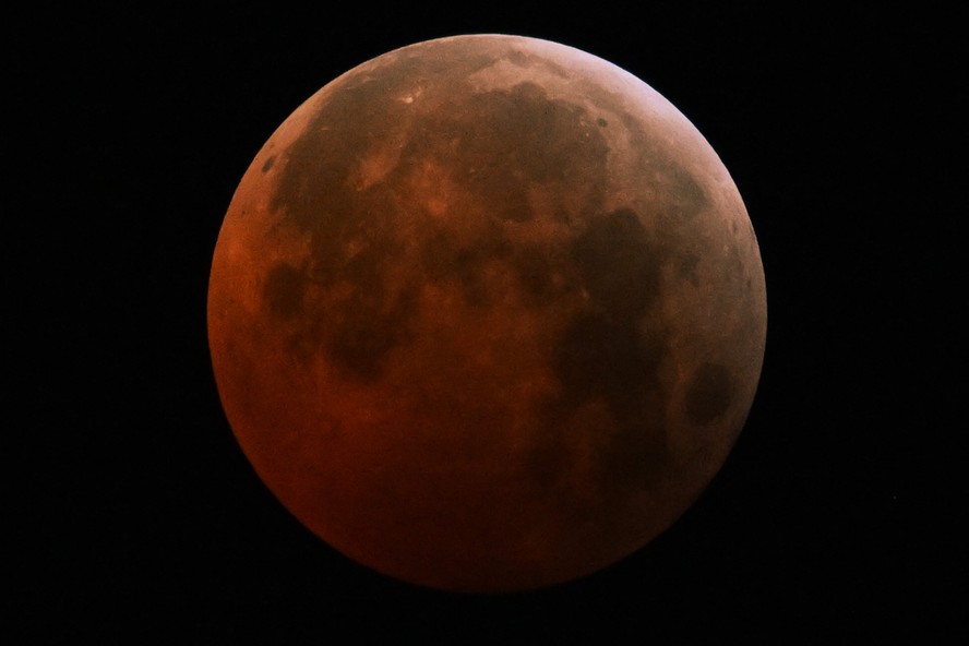 Lua de sangue vista em San Salvador, El Salvador, em 14 de março de 2025