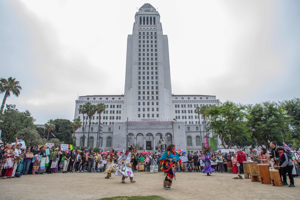 Grupo formado por integrantes de comunidades nativas dos EUA se apresentam em protesto do "Dia Sem Reis", contra o presidente dos EUA, Donald Trump, em Los Angeles — Foto: Apu Gomes/Getty Images/AFP