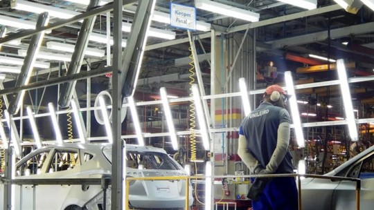 Indústria cai 0,6% em abril, aponta IBGE