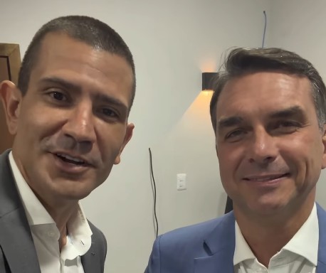 Ao lado de Douglas Ruas, Flávio Bolsonaro anuncia encontro com aliados no Rio e motocarreata em São Gonçalo