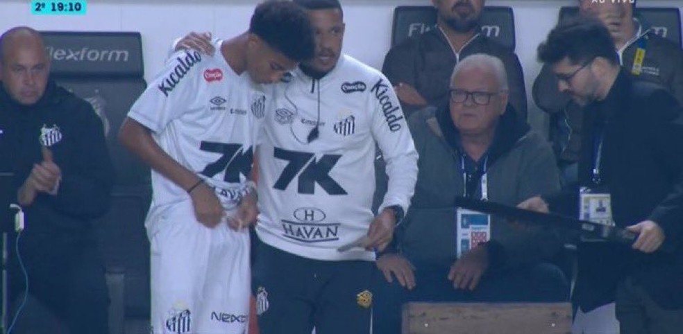 Robinho Júnior estreando em partida oficial — Foto: Reprodução X
