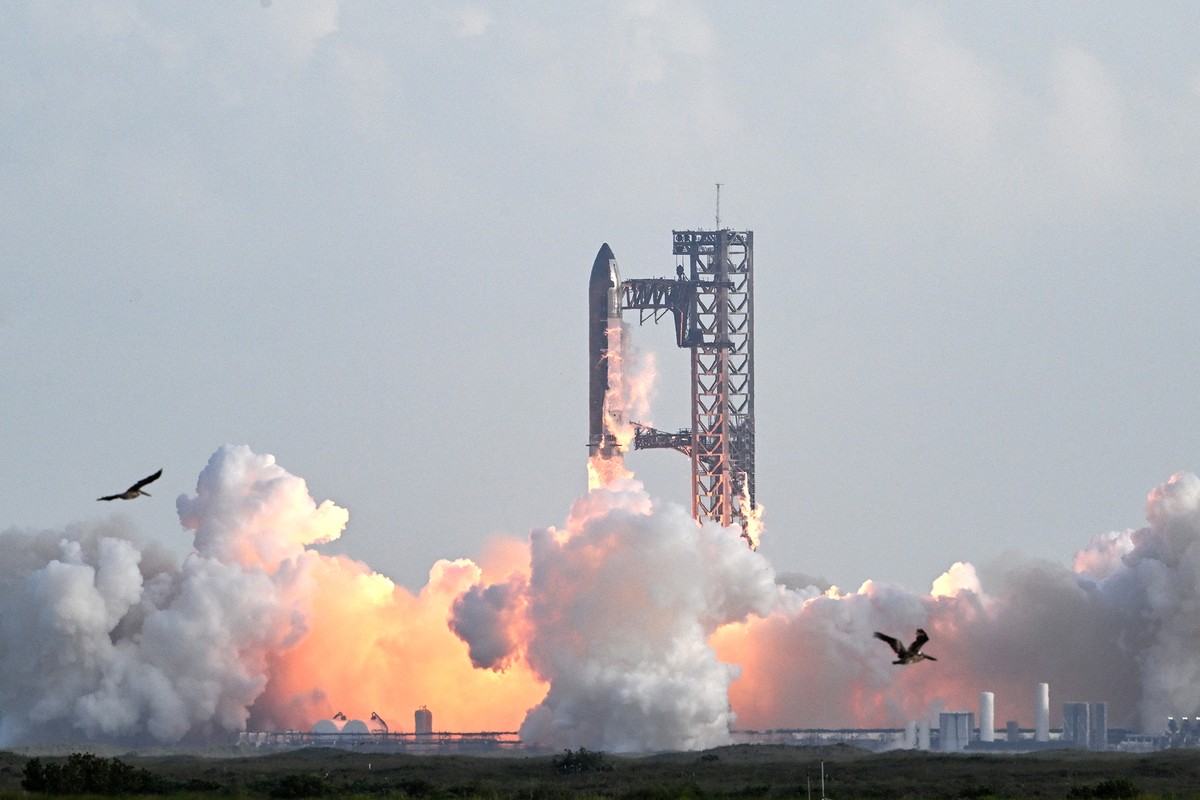 スペースX宇宙船、マスク氏の月ロケットの重要なテストで打ち上げられる