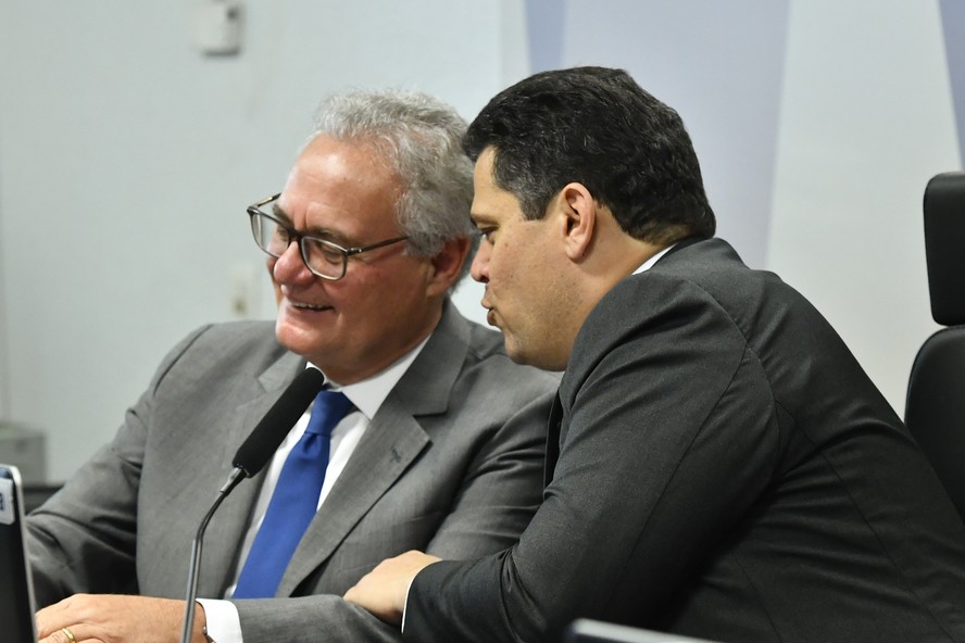 Os ex-presidentes do Senado Federal Renan Calheiros (MDB-AL), à esquerda, e Davi Alcolumbre (União Brasil-AP), durante audiência pública sobre PEC que criminaliza a posse e o porte de entorpecentes e drogas em novembro de 2023