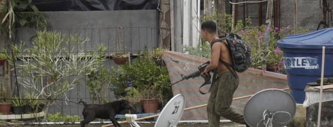 Traficante do Morro Chapéu Mangueira foge durante operação do Bope na comunidade. (Foto tirada em 05/06/2018, no Rio de Janeiro) Marcelo Carnaval/ Agência O Globo