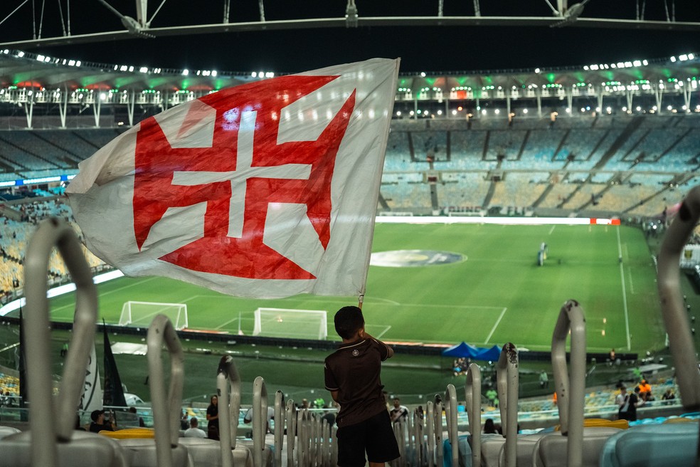 Torcedor-mirim com bandeira do Vasco no Maracanã — Foto: Julia Santos/Vasco/Divulgação