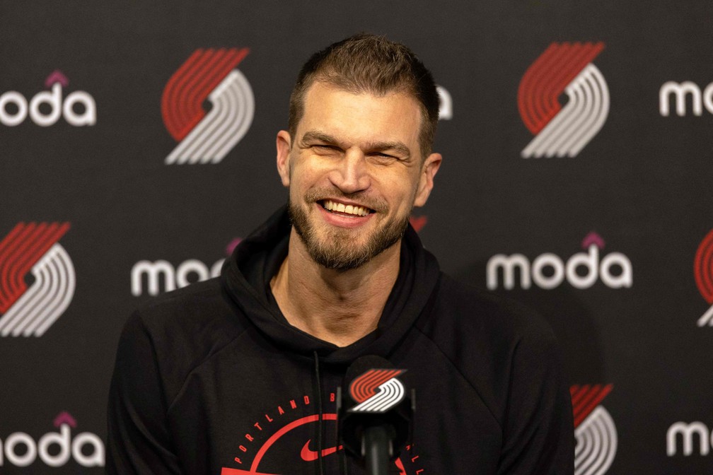 Splitter em entrevista coletiva pré-jogo dos Blazers — Foto: Tom Hauck/Getty Images/AFP