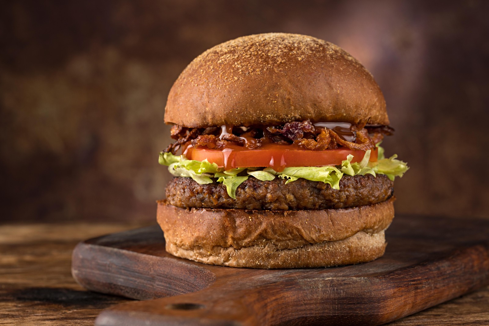 Vegano. A rede LeMax aposta em um hambúrguer com cebola roxa e molho BBQ:  R$ 49,90