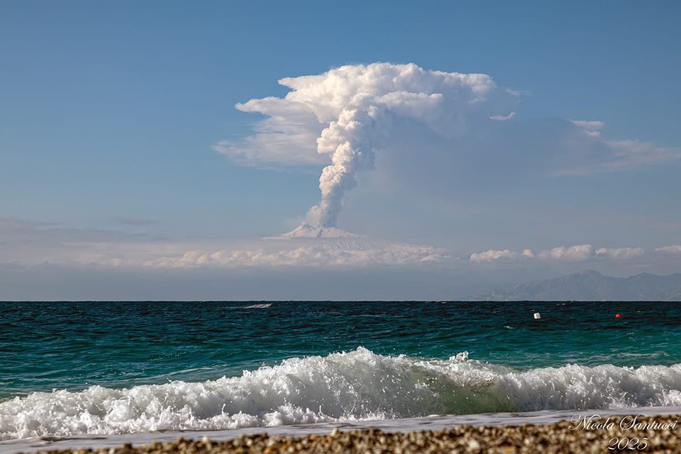 Imagem do vulcão Etna em erupção — Foto: Reprodução/Redes sociais/X