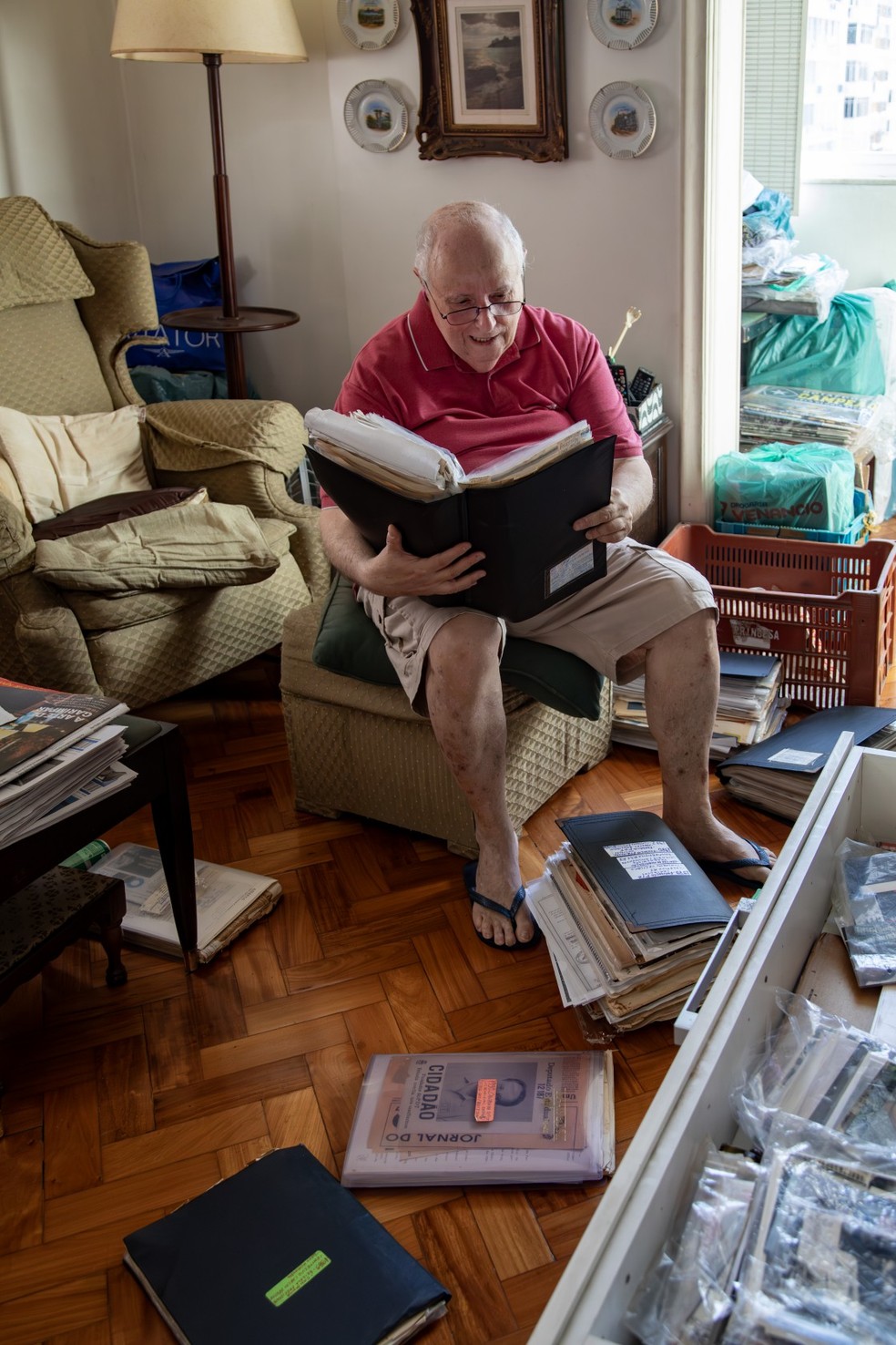 Luiz Henrique separa documentos e fotos para um livro contando a sua história — Foto: Ana Branco