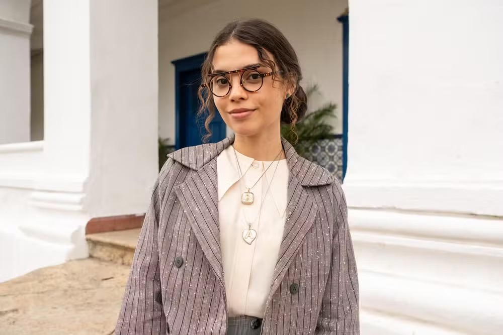 Uma jovem tímida e insegura, Ana Maria Bonafé (Julia Lemos) é filha do coronel Casemiro (Cássio Gabus Mendes) e de Graça (Fabiana Karla), é a irmã mais nova de Mirinho (Nicolas Prattes) — Foto: TV Globo/Estevam Avellar