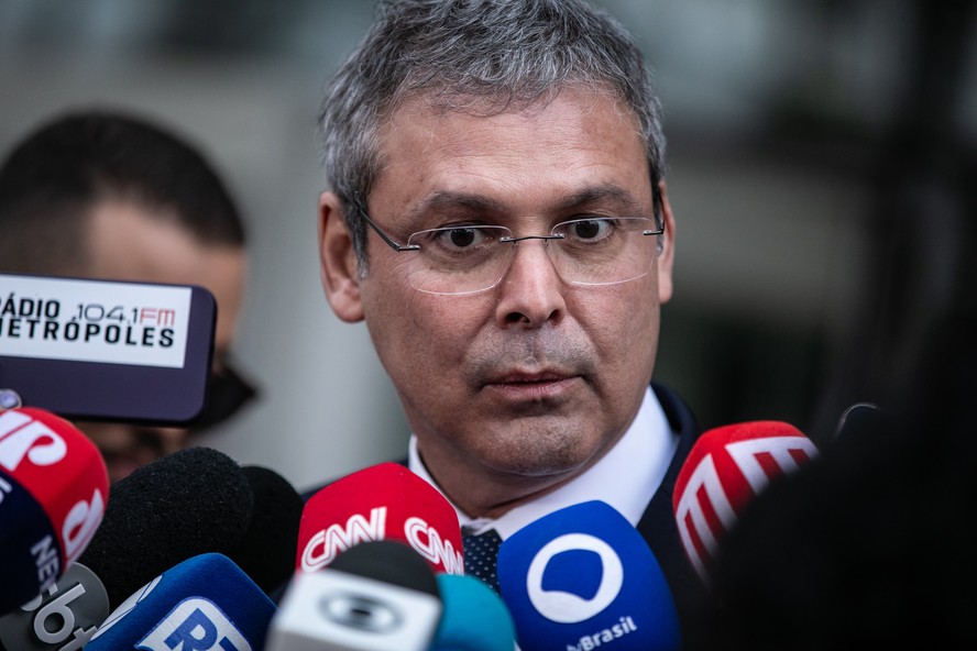 Deputado Lindbergh Farias enfrenta cobrança de quase R$ 1 milhão de  município do RJ