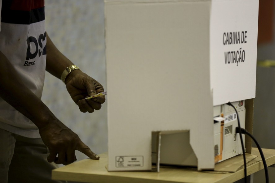 Eleitor em cabine de votação no primeiro turno, no Rio de Janeiro. Eleição presidencial será decidida em nova rodada, no domingo