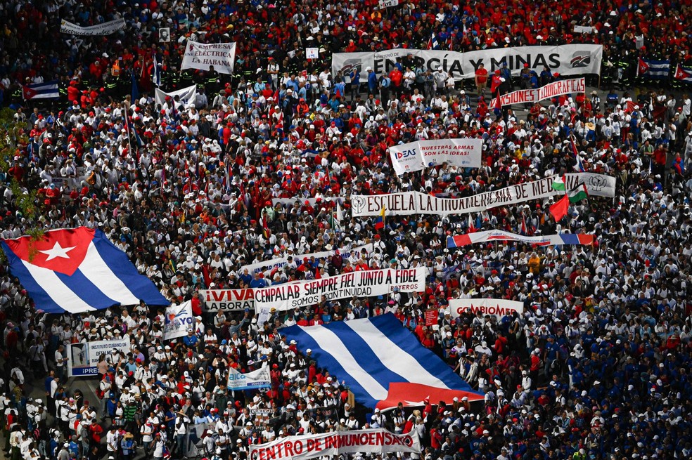 Multidão vai às ruas de Cuba na celebração do Primeiro de Maio — Foto: AFP