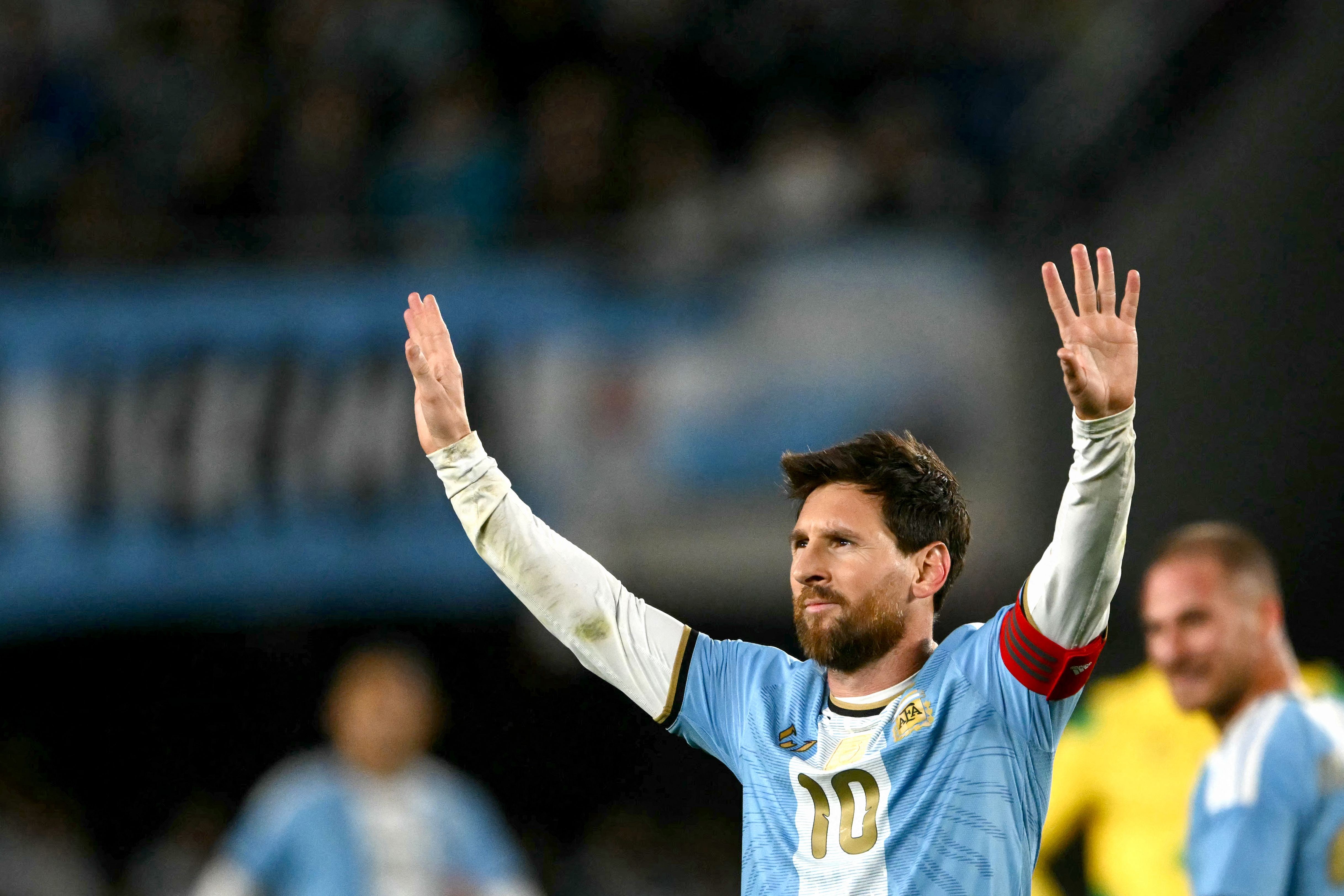 Dono de festa completa no Monumental, Messi encerra história na seleção argentina com gol e coberto de reverências