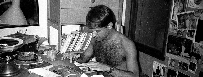 Cazuza diante de sua máquina de escrever, em casa, em fotografia de 1988 — Foto: Reprodução/Marcos Bonisson