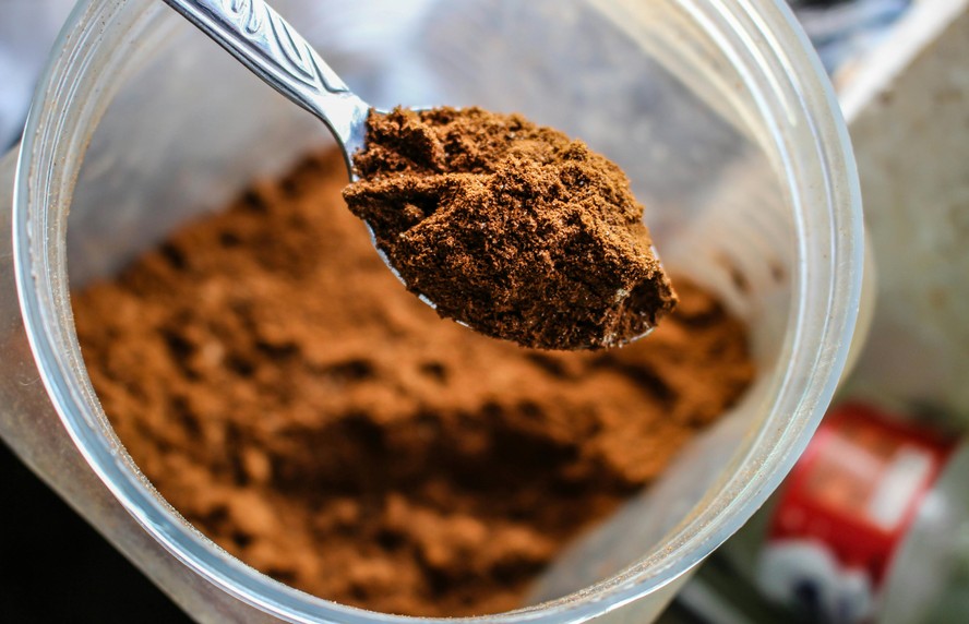 No TikTok, influenciadores promovem o pó de proteína como a chave para ganhar músculos e nutrir o corpo