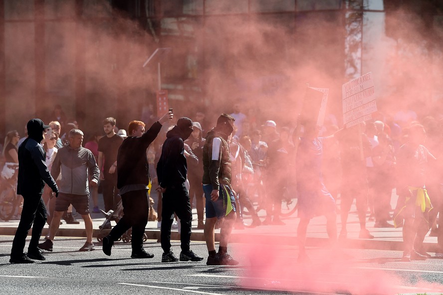 Pelo menos 150 pessoas são presas no Reino Unido após onda de protestos da  extrema direita terminar em confrontos