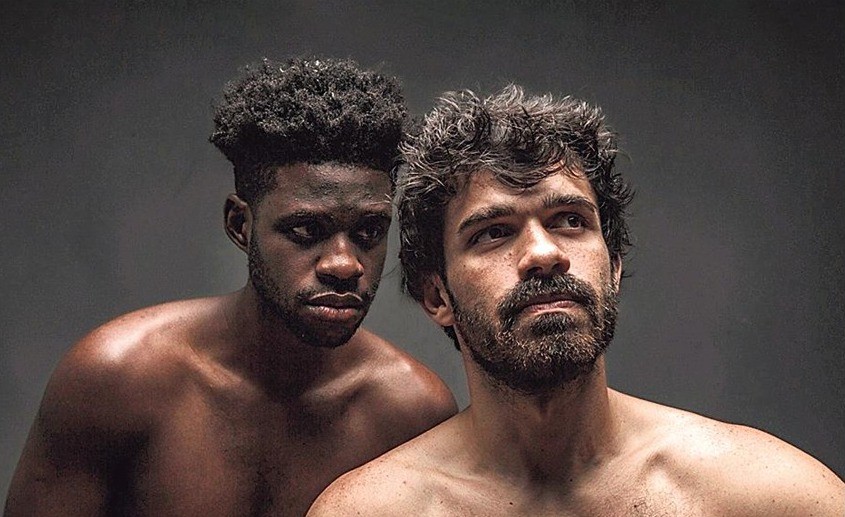 Lucas Popeta, à esquerda, e Vino Fragoso, à direita, interpretam Sebastian e Rapún em montagem brasileira de "A pedra escura" — Foto: Divulgação/Robert Schwenck