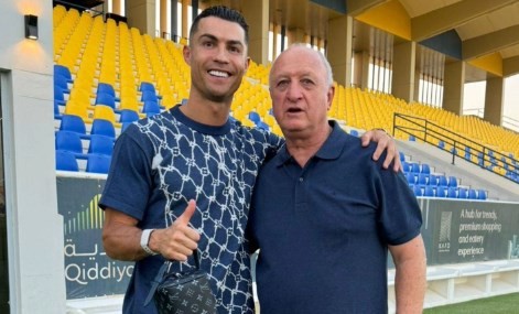 Luiz Felipe Scolari tieta Cristiano Ronaldo durante visita ao centro de treinamento do Al Nassr