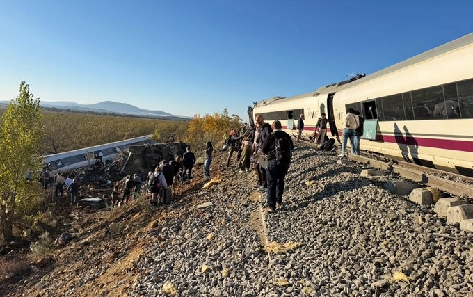 Colisão entre trens de alta velocidade na Espanha deixa ao menos 39 mortos e interrompe circulação ferroviária